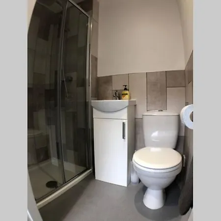 Central Cosy 4 Bed House With Parking On Site